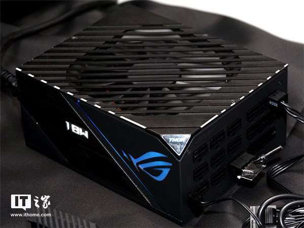 华硕ROG发布THOR 1200W电源:加入OLED屏及LED灯 华硕ROG发布THOR 1200W电源:加入OLED屏及LED灯