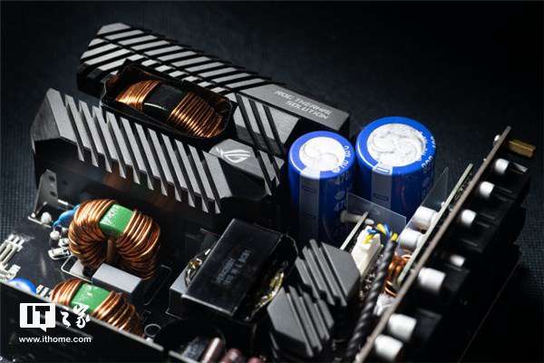 华硕ROG发布THOR 1200W电源:加入OLED屏及LED灯 华硕ROG发布THOR 1200W电源:加入OLED屏及LED灯