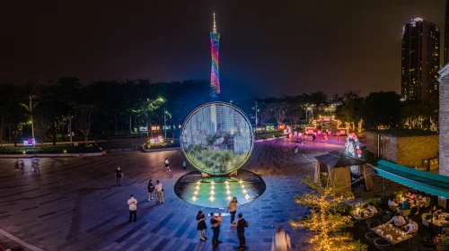 柔性屏灯光艺术装置“一生圆满”亮相广州天德广场